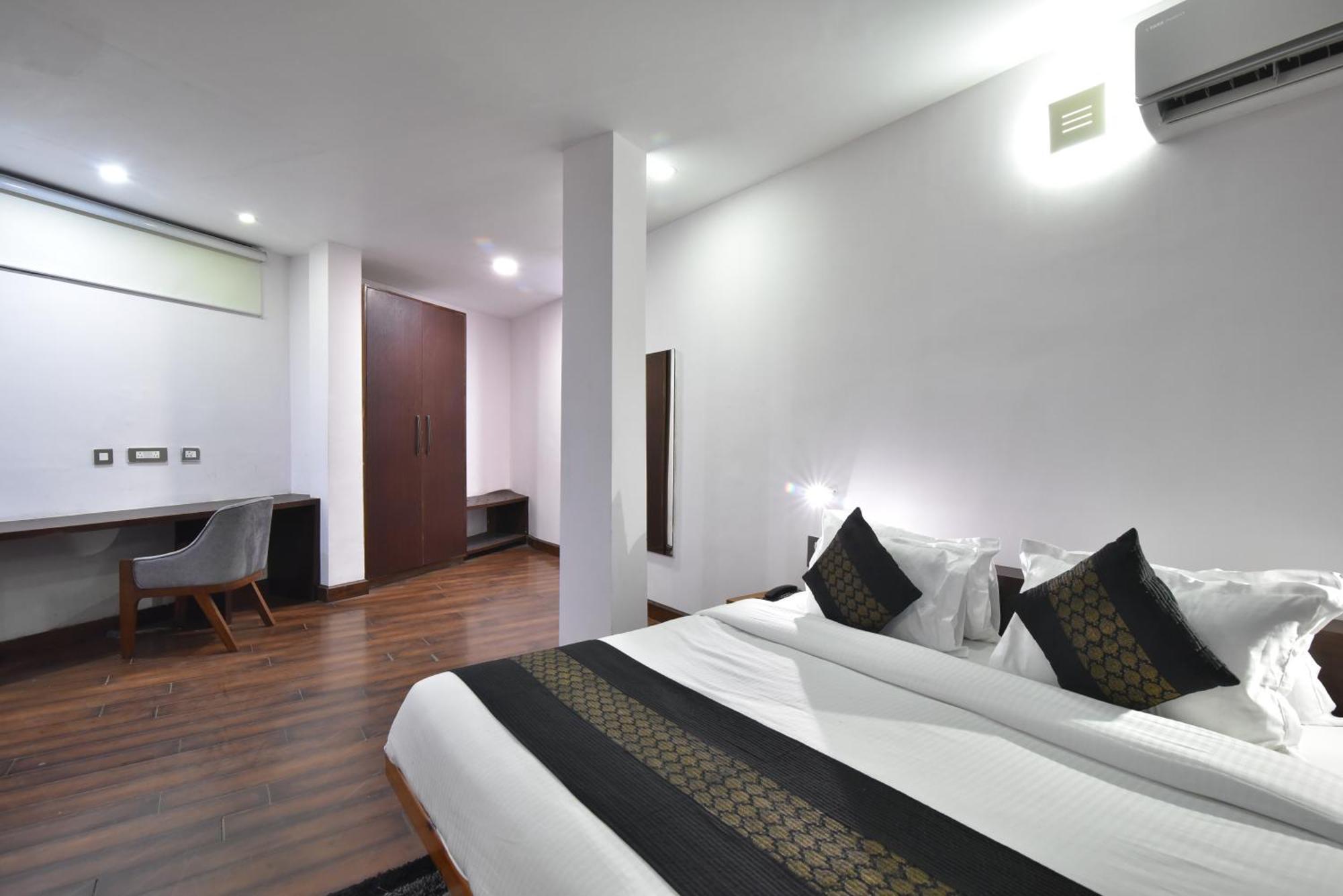 M Hotel And Restaurant แมคลอยด์กันจ์ ภายนอก รูปภาพ