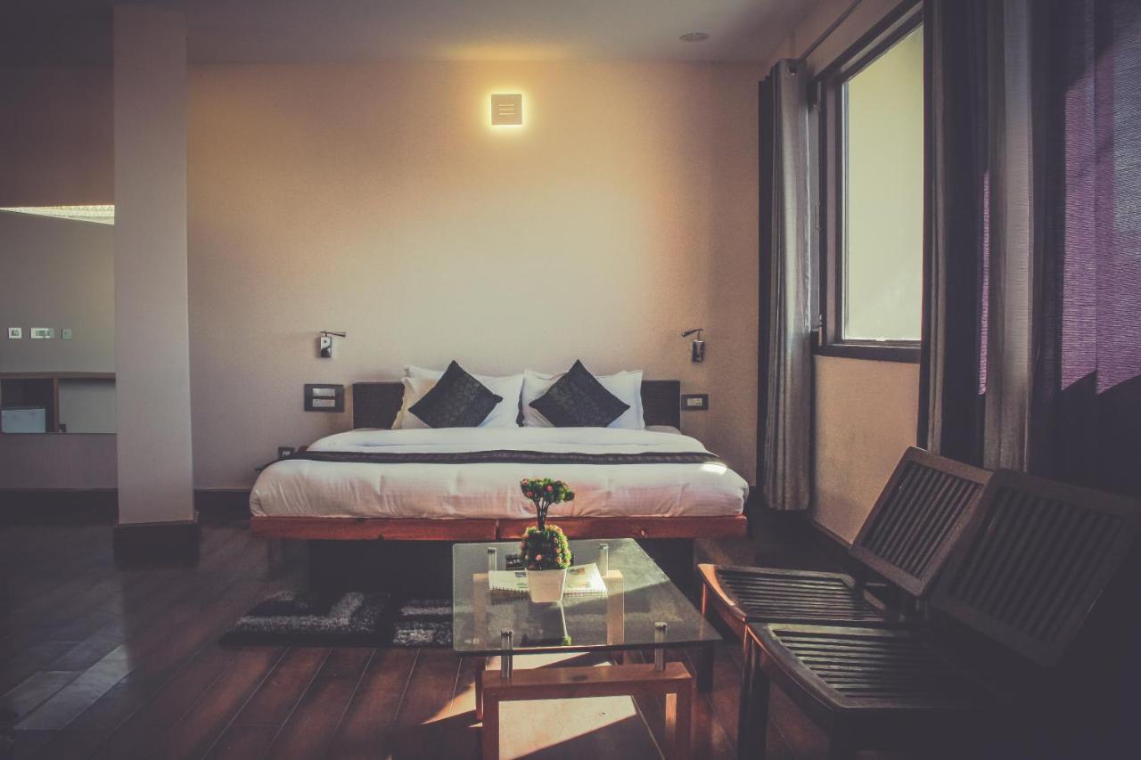 M Hotel And Restaurant แมคลอยด์กันจ์ ภายนอก รูปภาพ